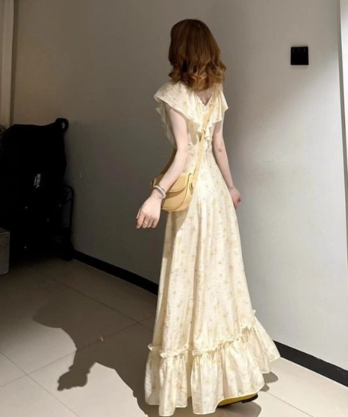AMAJI(アマジ)の「Vネックフリル花柄ロング丈ワンピース(ワンピース・レディース・イエロー・SMALL/MEDIUM/LARGE/X-LARGE)」の3枚目の写真