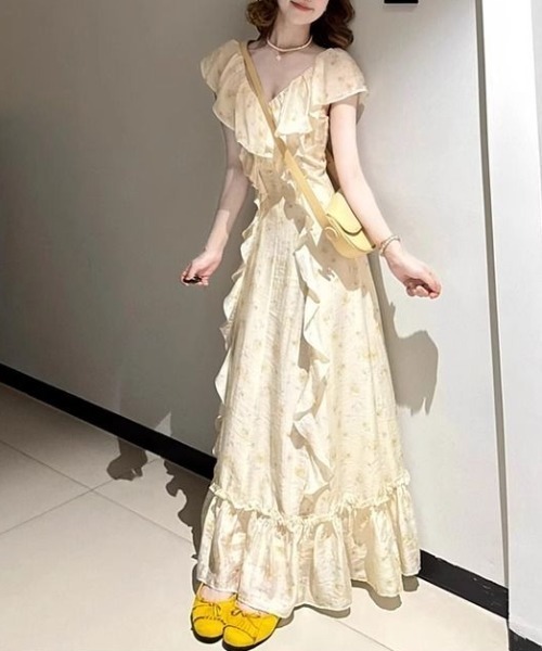 AMAJI(アマジ)の「Vネックフリル花柄ロング丈ワンピース(ワンピース・レディース・イエロー・SMALL/MEDIUM/LARGE/X-LARGE)」の4枚目の写真