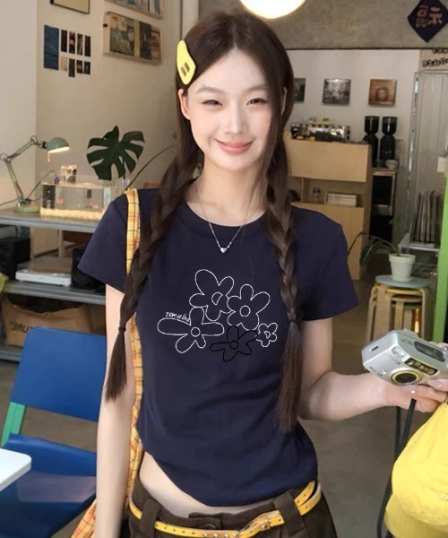 AVYL(アヴィル)の「フラワーグラフィックプリント半袖Tシャツ(Tシャツ/カットソー・レディース・ホワイト/ネイビー・M)」の1枚目の写真