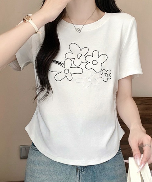 AVYL(アヴィル)の「フラワーグラフィックプリント半袖Tシャツ(Tシャツ/カットソー・レディース・ホワイト/ネイビー・M)」の8枚目の写真
