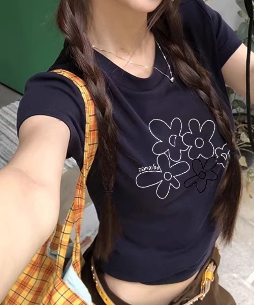 AVYL(アヴィル)の「フラワーグラフィックプリント半袖Tシャツ(Tシャツ/カットソー・レディース・ホワイト/ネイビー・M)」の11枚目の写真