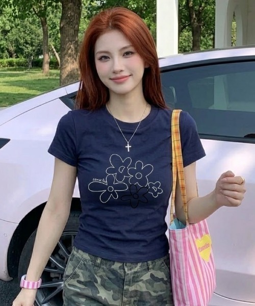 AVYL(アヴィル)の「フラワーグラフィックプリント半袖Tシャツ(Tシャツ/カットソー・レディース・ホワイト/ネイビー・M)」の10枚目の写真