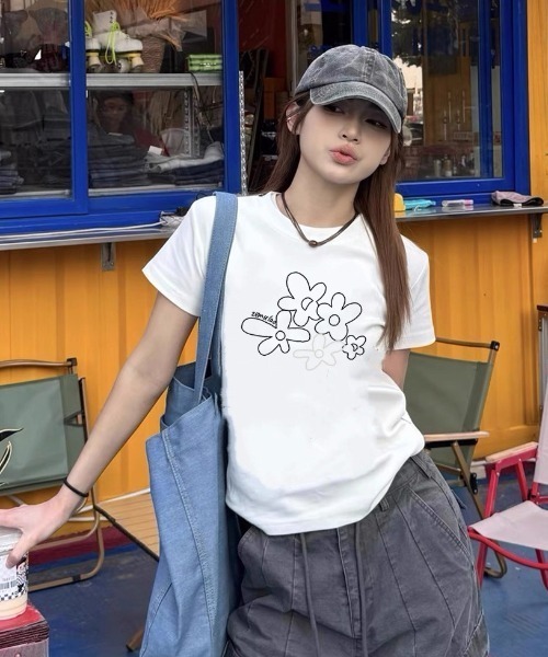 AVYL(アヴィル)の「フラワーグラフィックプリント半袖Tシャツ(Tシャツ/カットソー・レディース・ホワイト/ネイビー・M)」の14枚目の写真