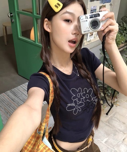 AVYL(アヴィル)の「フラワーグラフィックプリント半袖Tシャツ(Tシャツ/カットソー・レディース・ホワイト/ネイビー・M)」の15枚目の写真