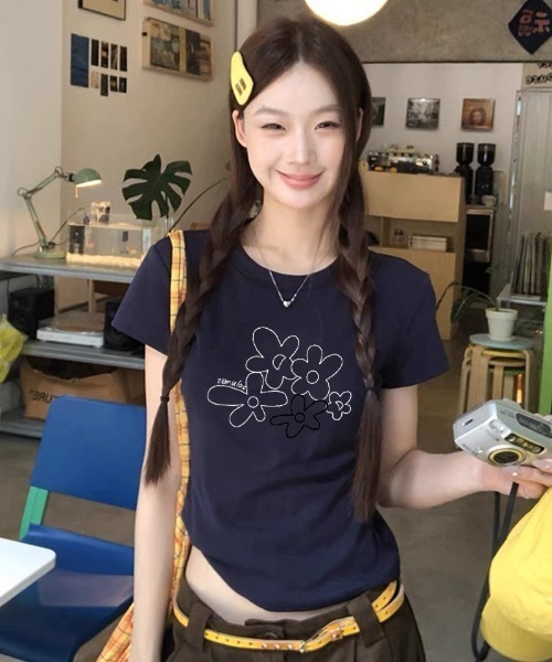 AVYL(アヴィル)の「フラワーグラフィックプリント半袖Tシャツ(Tシャツ/カットソー・レディース・ホワイト/ネイビー・M)」の16枚目の写真