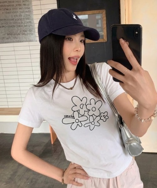 AVYL(アヴィル)の「フラワーグラフィックプリント半袖Tシャツ(Tシャツ/カットソー・レディース・ホワイト/ネイビー・M)」の19枚目の写真