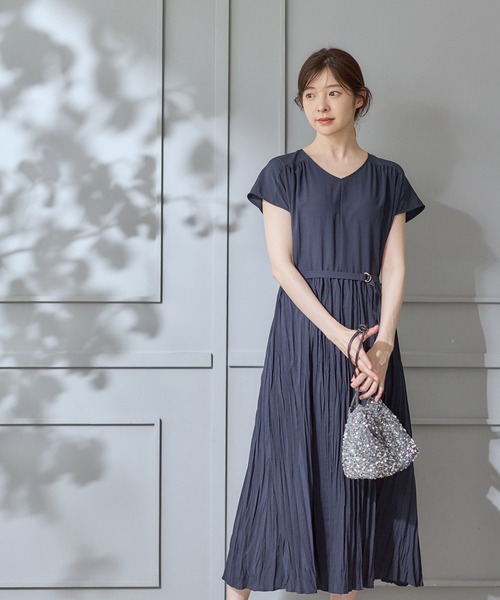 12Twelve Agenda(トゥエルブ アジェンダ)の「Vネックベルト付きクリンクルロングワンピース(ワンピース・レディース・ブルー/ネイビー/ブラック・M)」の2枚目の写真