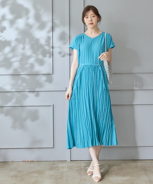 12Twelve Agenda(トゥエルブ アジェンダ)の「Vネックベルト付きクリンクルロングワンピース(ワンピース・レディース・ブルー/ネイビー/ブラック・M)」の3枚目の写真