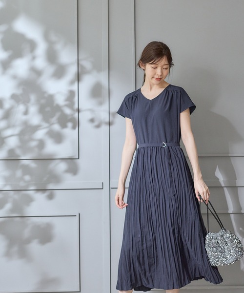 12Twelve Agenda(トゥエルブ アジェンダ)の「Vネックベルト付きクリンクルロングワンピース(ワンピース・レディース・ブルー/ネイビー/ブラック・M)」の7枚目の写真