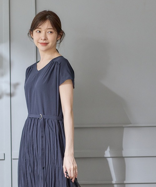 12Twelve Agenda(トゥエルブ アジェンダ)の「Vネックベルト付きクリンクルロングワンピース(ワンピース・レディース・ブルー/ネイビー/ブラック・M)」の11枚目の写真