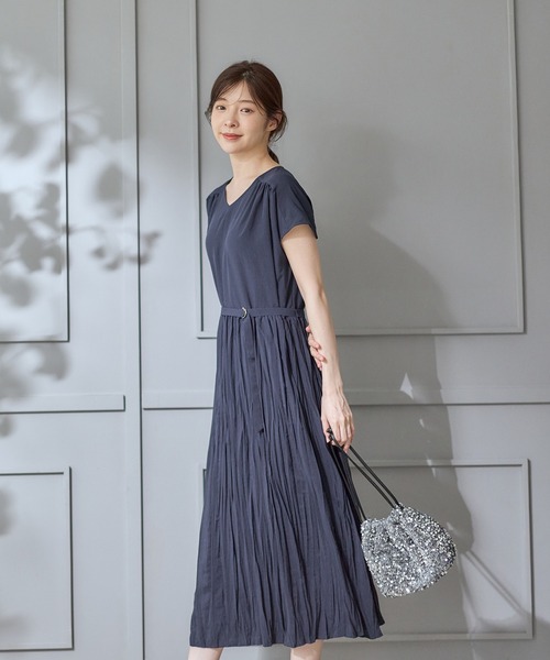 12Twelve Agenda(トゥエルブ アジェンダ)の「Vネックベルト付きクリンクルロングワンピース(ワンピース・レディース・ブルー/ネイビー/ブラック・M)」の8枚目の写真