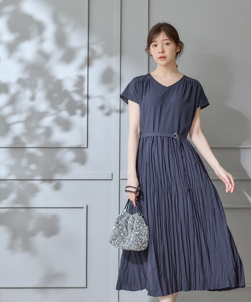 12Twelve Agenda(トゥエルブ アジェンダ)の「Vネックベルト付きクリンクルロングワンピース(ワンピース・レディース・ブルー/ネイビー/ブラック・M)」の9枚目の写真