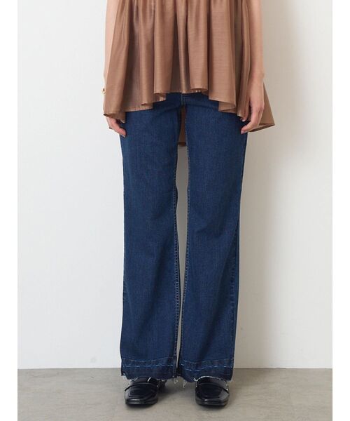 ELENDEEK(エレンディーク)の「セミフレアラフデニムワイドパンツ(デニムパンツ・レディース・ライトブルー/ブルー・2/1)」の2枚目の写真