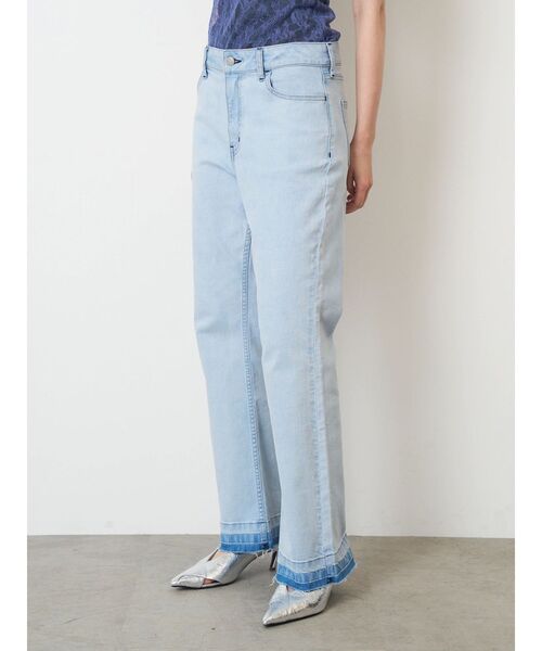 ELENDEEK(エレンディーク)の「セミフレアラフデニムワイドパンツ(デニムパンツ・レディース・ライトブルー/ブルー・2/1)」の4枚目の写真