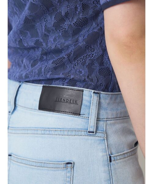 ELENDEEK(エレンディーク)の「セミフレアラフデニムワイドパンツ(デニムパンツ・レディース・ライトブルー/ブルー・2/1)」の16枚目の写真