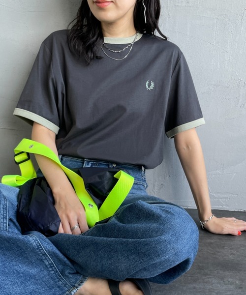FRED PERRY（フレッドペリー）の「[FRED PERRY/フレッドペリー] ワンポイントロゴ刺繍 ショートスリーブリンガーTシャツ M3519（Tシャツ/カットソー・レディース・ワイン/グレー/ダークグリーン/モスグリーン/キナリ・XL/L/M/S/XS）」の3枚目の写真