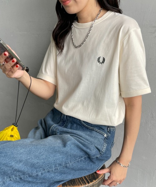 FRED PERRY（フレッドペリー）の「[FRED PERRY/フレッドペリー] ワンポイントロゴ刺繍 ショートスリーブリンガーTシャツ M3519（Tシャツ/カットソー・レディース・ワイン/グレー/ダークグリーン/モスグリーン/キナリ・XL/L/M/S/XS）」の2枚目の写真