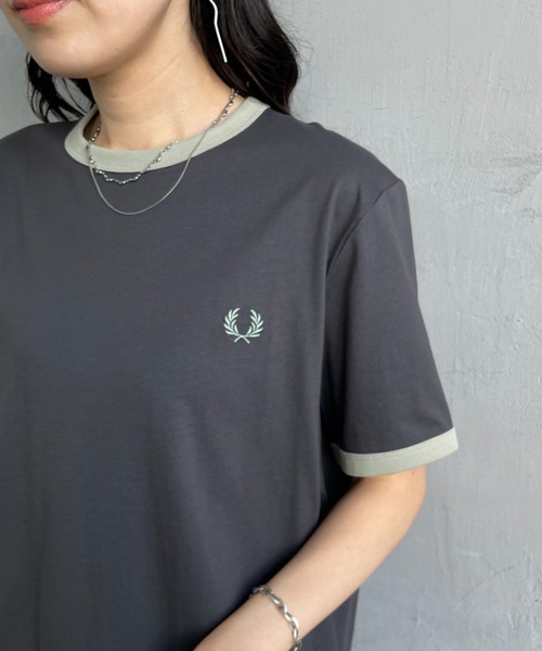 FRED PERRY（フレッドペリー）の「[FRED PERRY/フレッドペリー] ワンポイントロゴ刺繍 ショートスリーブリンガーTシャツ M3519（Tシャツ/カットソー・レディース・ワイン/グレー/ダークグリーン/モスグリーン/キナリ・XL/L/M/S/XS）」の11枚目の写真