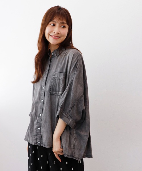 Jines(ジネス)の「シアーデニムドルマンシャツ(シャツ/ブラウス・レディース・ブラック/ターコイズブルー/サックスブルー・38)」の4枚目の写真