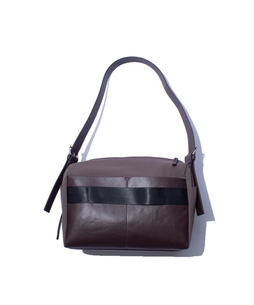 F/CE. (エフシーイー)の「F/CE. TECH LEATHER SHOULDER DUFFLE BAG / エフシーイー テックレザー ショルダー ダッフルバッグ(ショルダーバッグ・レディース・ブラック/ブラウン・FREE)」の4枚目の写真