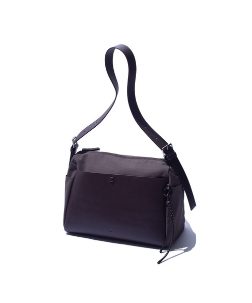 F/CE. (エフシーイー)の「F/CE. TECH LEATHER SHOULDER DUFFLE BAG / エフシーイー テックレザー ショルダー ダッフルバッグ(ショルダーバッグ・レディース・ブラック/ブラウン・FREE)」の5枚目の写真
