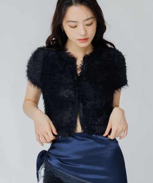 SENEE(セニー)の「front hook feather knit tops(フロントホックフェザーニットトップス)(ニット/セーター・レディース・グレー/アイボリー/ブラック・FREE)」の2枚目の写真