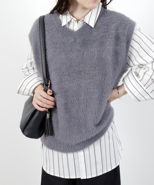BELLUNA PLUS(ベルーナ)の「ラメシャギー素材Vネックニットベスト(ベスト・レディース・チャコール/ベージュ・X-LARGE/LARGE/MEDIUM)」の2枚目の写真
