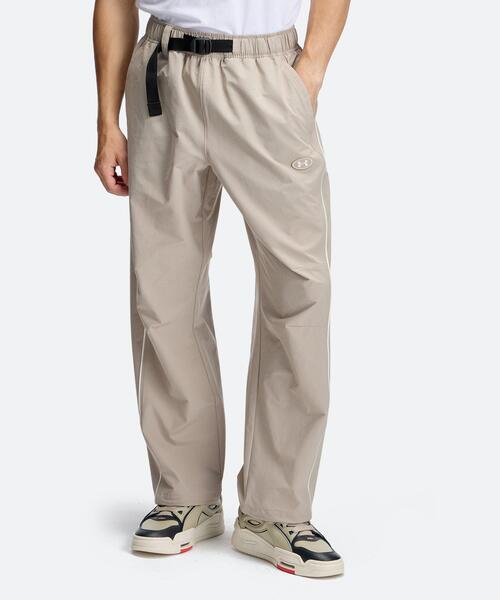UNDER ARMOUR(アンダーアーマー)の「UAナイロン ワイド パンツ(ライフスタイル/メンズ)(その他パンツ・メンズ・ベージュ系・L/M/XL)」の1枚目の写真