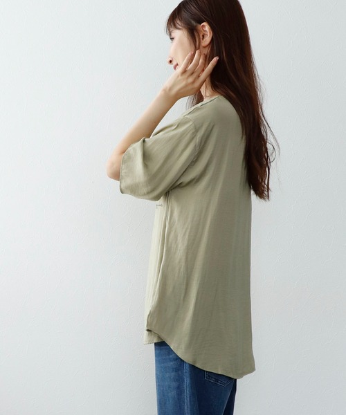 Jines(ジネス)の「ヴィンテージサテンメッセージTブラウス(シャツ/ブラウス・レディース・ホワイト/オリーブ・38)」の6枚目の写真