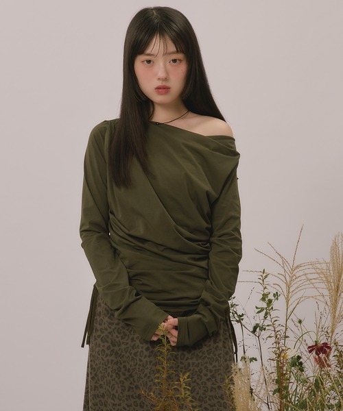 loin nuit(ロワンニュイ)の「asymmetry gathering draped tops / アシンメトリーギャザードレープトップス(Tシャツ/カットソー・レディース・チャコールグレー/カーキ・FREE)」の2枚目の写真