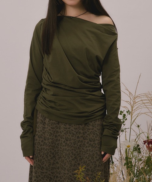 loin nuit(ロワンニュイ)の「asymmetry gathering draped tops / アシンメトリーギャザードレープトップス(Tシャツ/カットソー・レディース・チャコールグレー/カーキ・FREE)」の16枚目の写真
