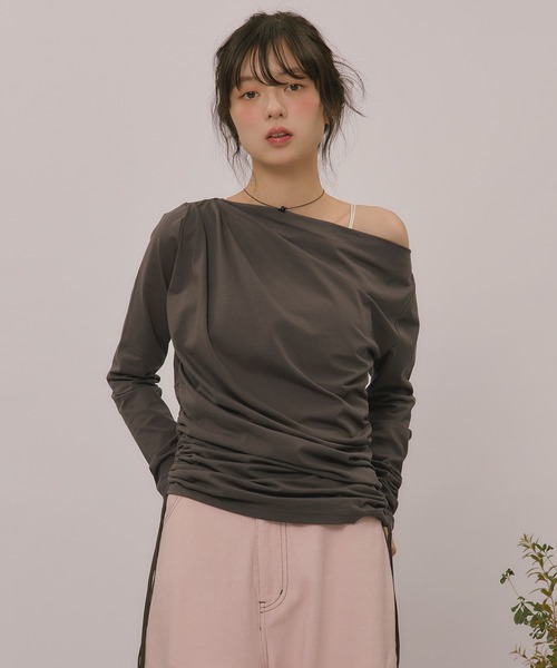 loin nuit(ロワンニュイ)の「asymmetry gathering draped tops / アシンメトリーギャザードレープトップス(Tシャツ/カットソー・レディース・チャコールグレー/カーキ・FREE)」の3枚目の写真