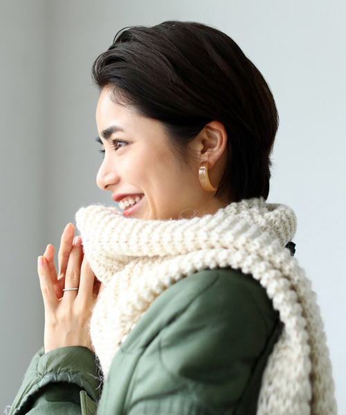 TODAYFUL(トゥデイフル)の「アルパカニットマフラー(ストール/ショール・レディース・オフホワイト/チャコールグレー・FREE)」の6枚目の写真