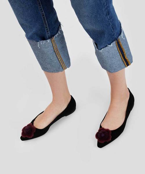 CHARLES & KEITH（チャールズ & キース）の「ファーリーフローラルディテールバレリーナ / FURRY FLORAL DETAIL BALLERINAS（バレエシューズ・レディース・ブラック/レッド/ゴールド系その他・22.5cm/23cm/23.5cm/24.5cm/25cm/25.5cm）」の4枚目の写真