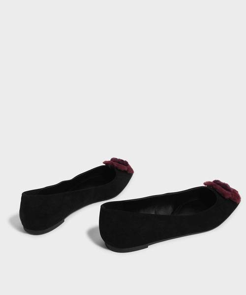 CHARLES & KEITH（チャールズ & キース）の「ファーリーフローラルディテールバレリーナ / FURRY FLORAL DETAIL BALLERINAS（バレエシューズ・レディース・ブラック/レッド/ゴールド系その他・22.5cm/23cm/23.5cm/24.5cm/25cm/25.5cm）」の6枚目の写真