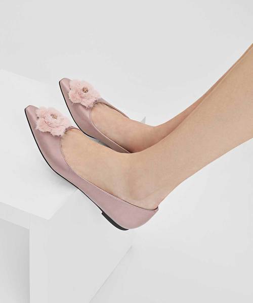 CHARLES & KEITH（チャールズ & キース）の「ファーリーフローラルディテールバレリーナ / FURRY FLORAL DETAIL BALLERINAS（バレエシューズ・レディース・ブラック/レッド/ゴールド系その他・22.5cm/23cm/23.5cm/24.5cm/25cm/25.5cm）」の16枚目の写真