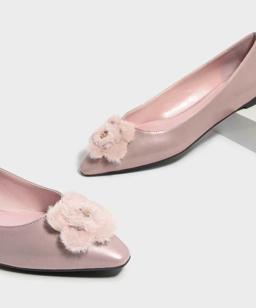 CHARLES & KEITH（チャールズ & キース）の「ファーリーフローラルディテールバレリーナ / FURRY FLORAL DETAIL BALLERINAS（バレエシューズ・レディース・ブラック/レッド/ゴールド系その他・22.5cm/23cm/23.5cm/24.5cm/25cm/25.5cm）」の19枚目の写真