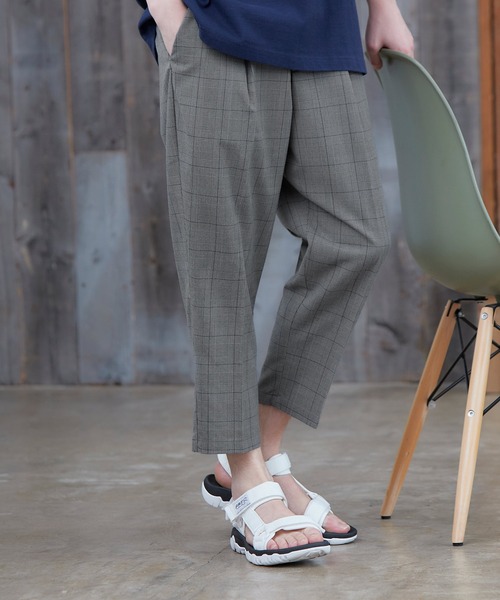 MONO-MART(モノマート)の「TRタックワイドパンツ テーパードスラックス/アンクルワイドシルエット(MONO-MART)(スラックス・メンズ・チャコールグレー/ブラック/ネイビー/モカ/グレー系その他/ベージュ系その他/キャメル/グレー系その他2/ベージュ系その他3/ベージュ系その他2・S/M/L)」の4枚目の写真