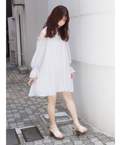 Dazzlin ダズリン の オープンショルダークリームワンピース ワンピース Wear