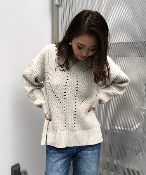 ENVYM（アンビー）の「ＶネックアイレットＫＮＩＴ（ニット/セーター・レディース・ブラック/ベージュ/ピンク・FREE）」の3枚目の写真