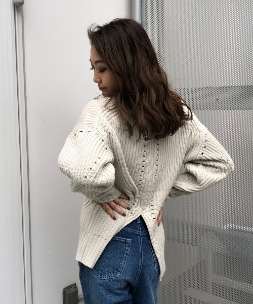 ENVYM（アンビー）の「ＶネックアイレットＫＮＩＴ（ニット/セーター・レディース・ブラック/ベージュ/ピンク・FREE）」の4枚目の写真