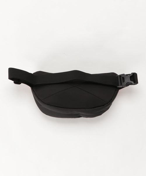 UNDER ARMOUR（アンダーアーマー）の「UAファニーパック 2.5L(トレーニング/UNISEX)（ボディバッグ/ウエストポーチ・メンズ・ブラック/オフホワイト・ONESIZE）」の13枚目の写真