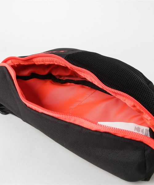 UNDER ARMOUR（アンダーアーマー）の「UAファニーパック 2.5L(トレーニング/UNISEX)（ボディバッグ/ウエストポーチ・メンズ・ブラック/オフホワイト・ONESIZE）」の15枚目の写真