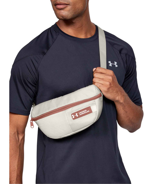 UNDER ARMOUR（アンダーアーマー）の「UAファニーパック 2.5L(トレーニング/UNISEX)（ボディバッグ/ウエストポーチ・メンズ・ブラック/オフホワイト・ONESIZE）」の4枚目の写真