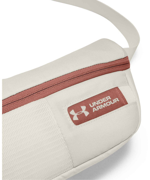 UNDER ARMOUR（アンダーアーマー）の「UAファニーパック 2.5L(トレーニング/UNISEX)（ボディバッグ/ウエストポーチ・メンズ・ブラック/オフホワイト・ONESIZE）」の5枚目の写真