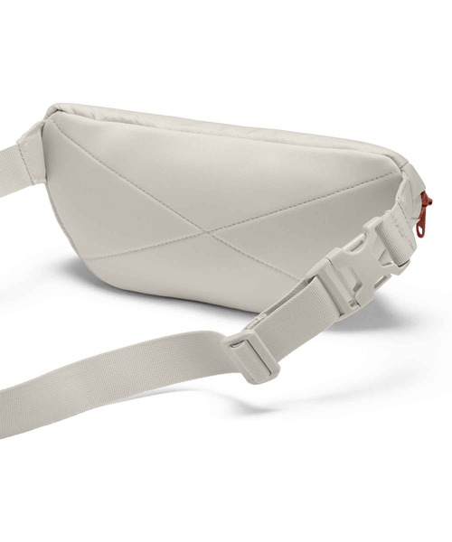 UNDER ARMOUR（アンダーアーマー）の「UAファニーパック 2.5L(トレーニング/UNISEX)（ボディバッグ/ウエストポーチ・メンズ・ブラック/オフホワイト・ONESIZE）」の3枚目の写真