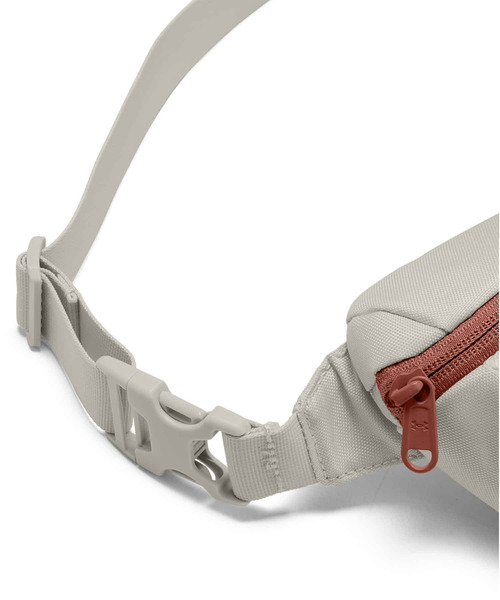 UNDER ARMOUR（アンダーアーマー）の「UAファニーパック 2.5L(トレーニング/UNISEX)（ボディバッグ/ウエストポーチ・メンズ・ブラック/オフホワイト・ONESIZE）」の6枚目の写真