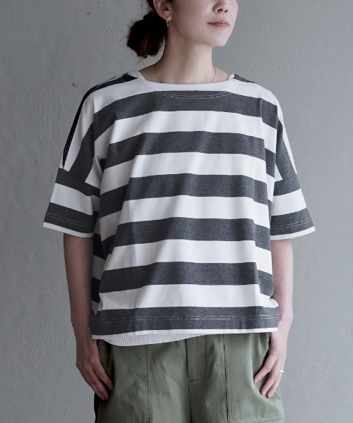 apartment department(アパートメントデパートメント)の「ワイドボーダー ボートネックTシャツ(Tシャツ/カットソー・レディース・ホワイト×イエロー/ブラウン系その他/ネイビー/ブラウン/ライトブルー/杢グレー/ブラック/イエロー×グレー/ネイビー系/ホワイト×ブラック/ホワイト×グレー/ホワイト×グリーン・フリー/S/M)」の3枚目の写真
