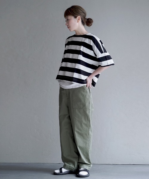 apartment department(アパートメントデパートメント)の「ワイドボーダー ボートネックTシャツ(Tシャツ/カットソー・レディース・ホワイト×イエロー/ブラウン系その他/ネイビー/ブラウン/ライトブルー/杢グレー/ブラック/イエロー×グレー/ネイビー系/ホワイト×ブラック/ホワイト×グレー/ホワイト×グリーン・フリー/S/M)」の22枚目の写真