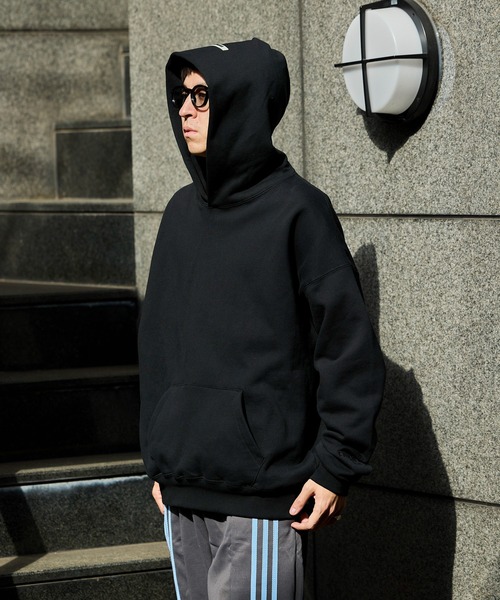 ESSENTIALS ブラックパーカー 反射ロゴ ESSENTIALS ブラックパーカー 反射ロゴ FEAR OF GOD ESSENTIALS ロゴ